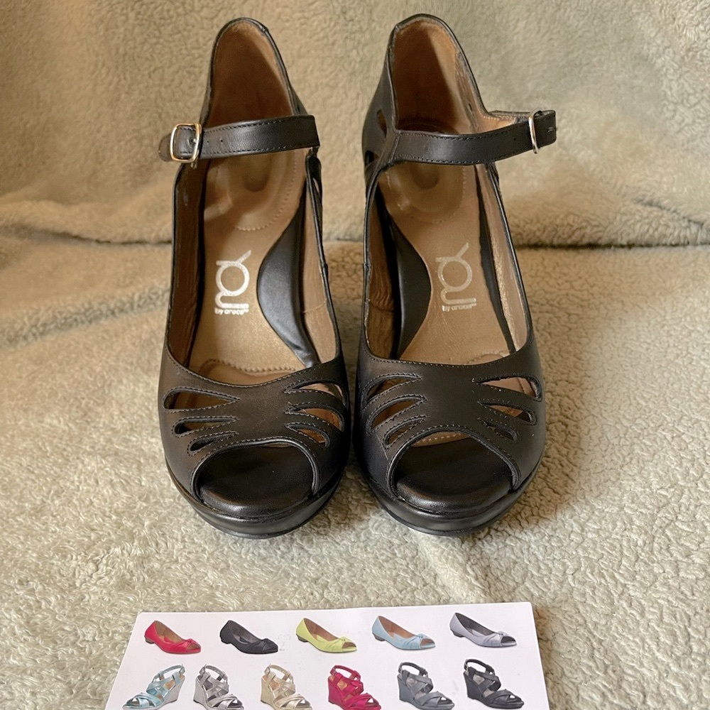 Tricita YOU by crocs. Wedge Heel. Size 8.5